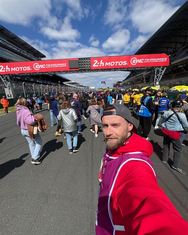 Bérenger Cyne, fondateur de BeCyne, sur la grille de départ des 24 Heures Motos au Mans